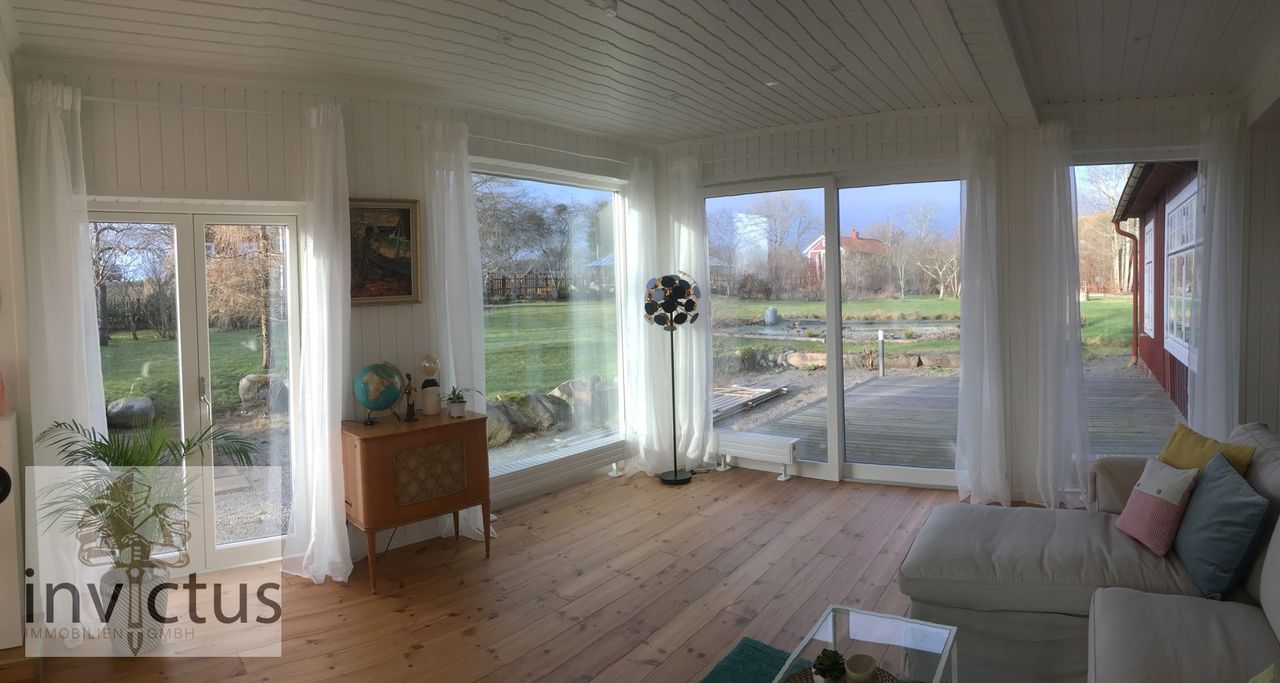 Whg. EG - Wohnzimmer mit West-Terrasse u. Blick auf den Teich